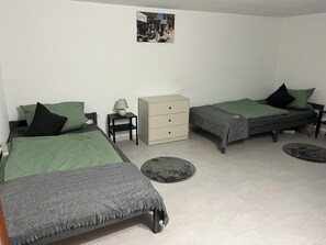 1 bedroom, free WiFi, bed sheets - Small but nice in Nöpke. (Nöpke)