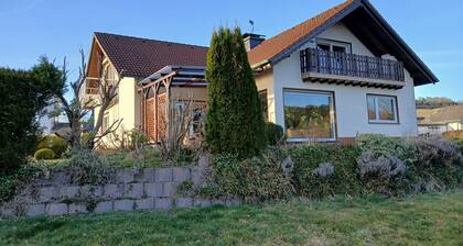 Ferienwohnung am Ortsrand mit 2 Balkonen