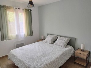 2 bedrooms, iron/ironing board, WiFi, bed sheets