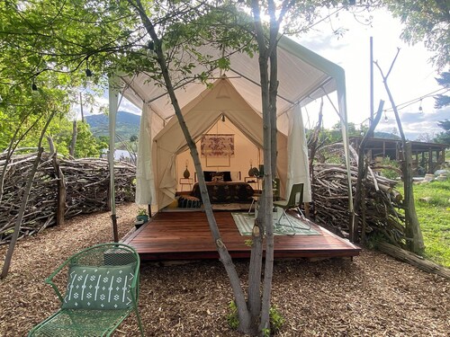Serene Glamping: Nature & Retreat