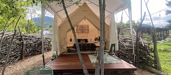 Serene Glamping: Nature & Retreat
