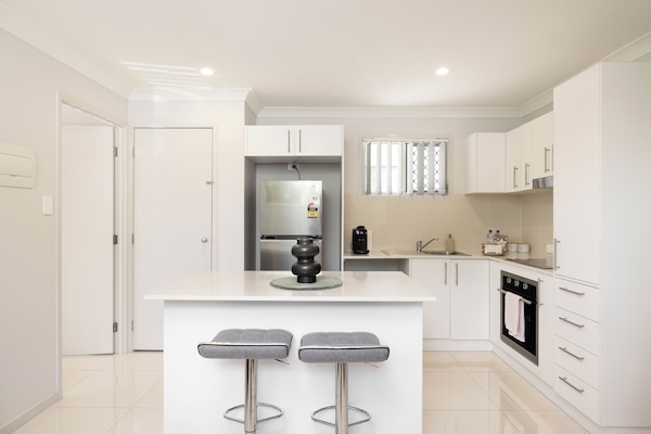 Deluxe Apartment, 1 Queen Bed, Non smoking, Kitchen | Private kitchen | Fridge, microwave, oven, stovetop
