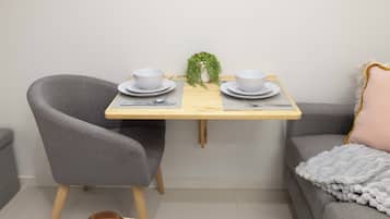 Standard Apartment, 1 Queen Bed, Non smoking, Kitchen | Living area