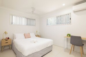 Standard Apartment, 1 Queen Bed, Non smoking, Kitchen | 1 sovrum, skrivbord, arbetsyta för laptop och strykjärn/strykbräda