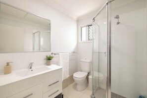 Shower, hair dryer, towels, soap - Smart Suites Self Check-in Apartments - 39A Freney (Rocklea)