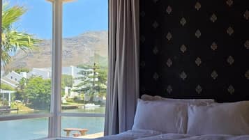 Luxury Studio Suite | Laptop workspace, iron/ironing board, free WiFi