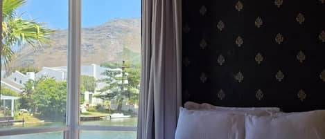 Luxury Studio Suite | Laptop workspace, iron/ironing board, free WiFi