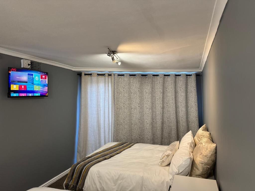 Familie driepersoonskamer, patio, uitzicht op zwembad | Een laptopwerkplek, een strijkplank/strijkijzer, gratis wifi