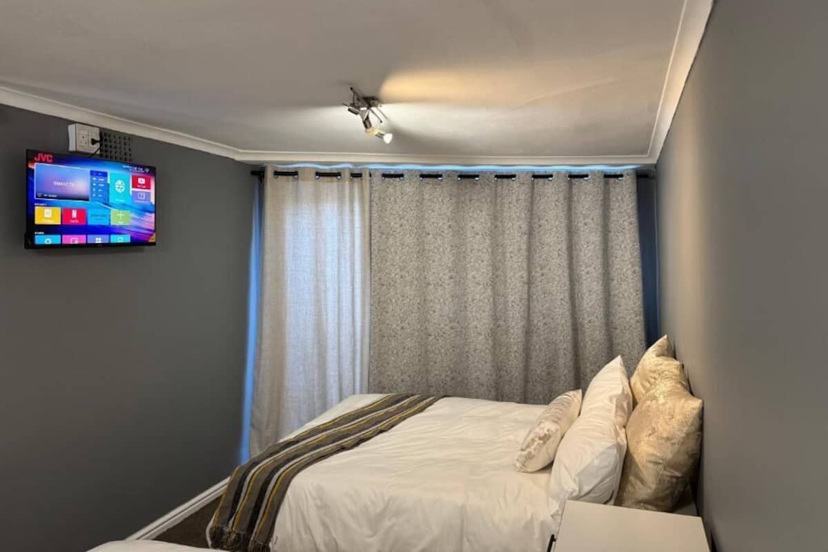 Family Triple Room, Patio, Pool View | Ruang kerja komputer riba, seterika/papan seterika, Wi-fi percuma 