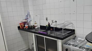 Kühlschrank, Ofen, Herdplatte, Kochgeschirr/Geschirr/Besteck