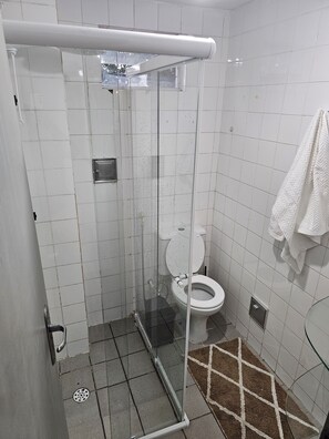 Een douche, handdoeken