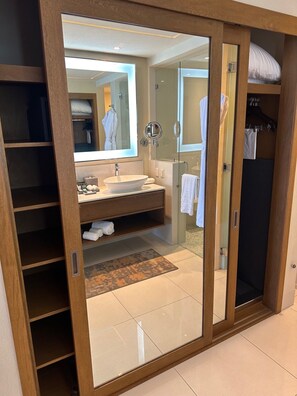 Dusche, Haartrockner, Bidet, Handtücher