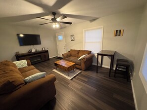 Smart TV, books - Greenwave Cottage-Fully furnished 3 Bedroom home on the west edge of Mattoon (Mattoon)