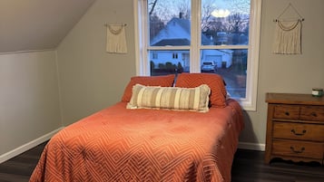 3 bedrooms, desk, iron/ironing board, free WiFi