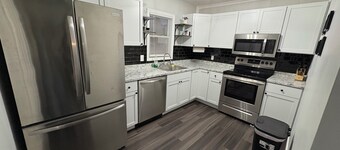 Greenwave Cottage-Fully furnished 3 Bedroom home on the west edge of Mattoon