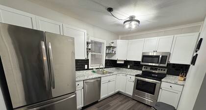 Greenwave Cottage-Fully furnished 3 Bedroom home on the west edge of Mattoon