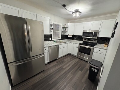 Greenwave Cottage-Fully furnished 3 Bedroom home on the west edge of Mattoon