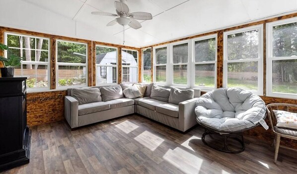 Smart TV - Virginia poolside Oasis: your Woodland Escape (Chesterfield)