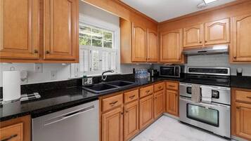 Four à micro-ondes, un four, surface de cuisson, lave-vaisselle