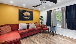 Smart TV - Virginia poolside Oasis: your Woodland Escape (Chesterfield)