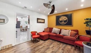 Smart TV - Virginia poolside Oasis: your Woodland Escape (Chesterfield)