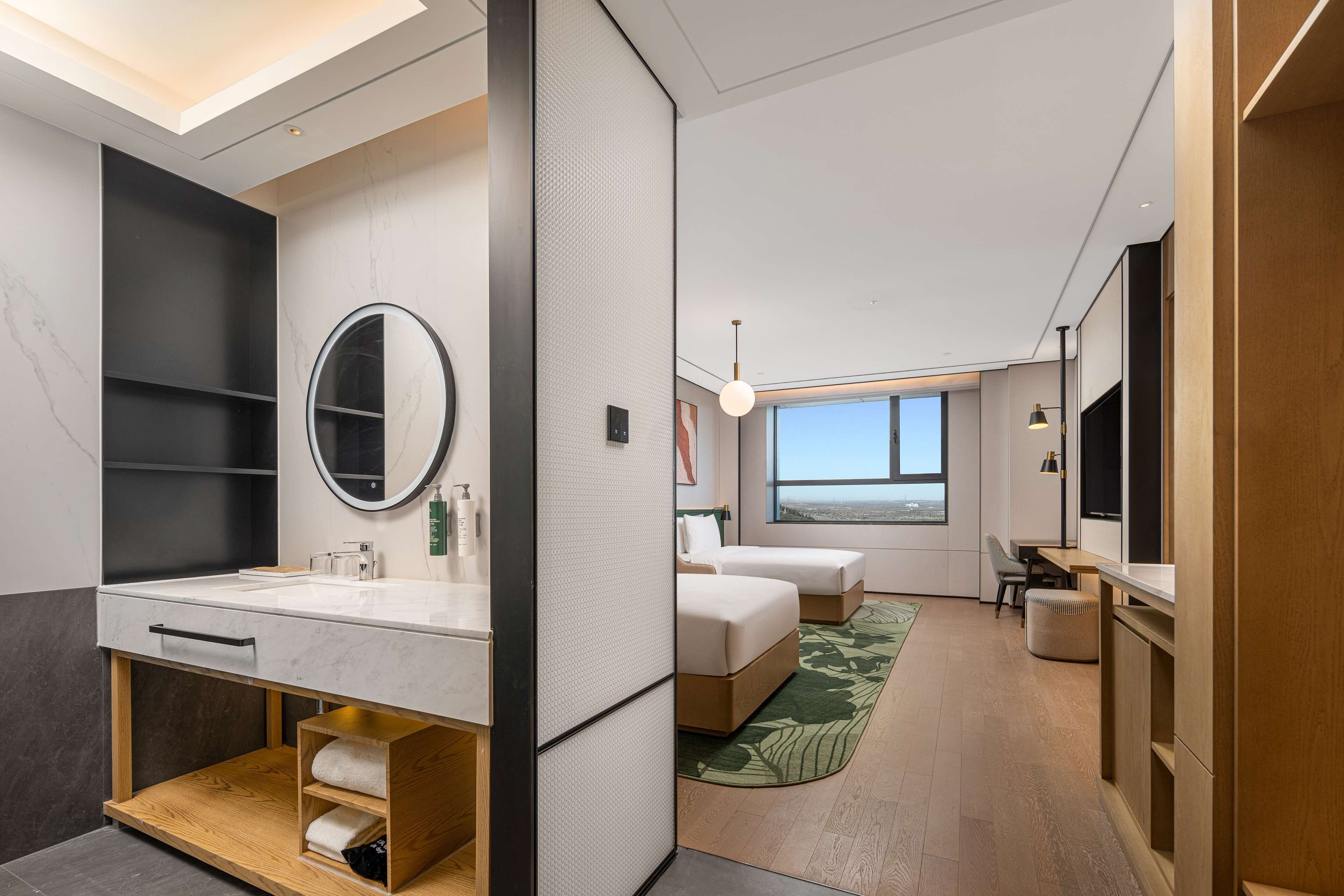 Quarto, 2 camas de solteiro | Banheiro | Chuveiro com efeito de chuva, produtos de toalete grátis
