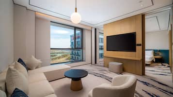 Suite Deluxe, 1 cama de matrimonio grande | Zona de estar | Una televisión