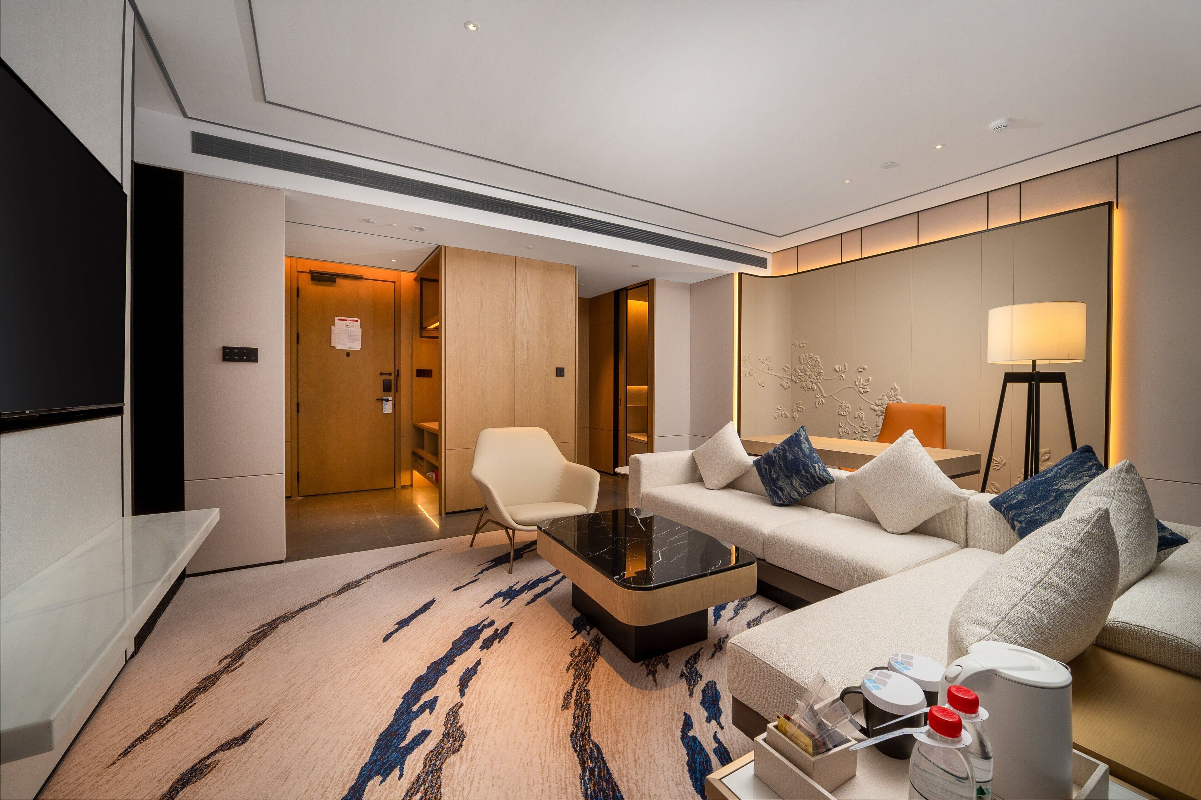 Premium Suite, 1 King Bed | Premium bedding, down comforters, memory foam beds, minibar