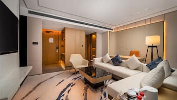 尊荣套房, 1 张特大床 | 高档床上用品、羽绒被、记忆海绵床垫、迷你吧