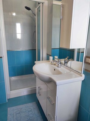 Shower, hair dryer, bidet, towels - Casa Monna B&B central apartment  (Locorotondo)