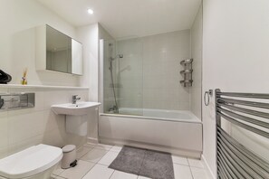 Appartement | Salle de bain | Douche, serviettes fournies