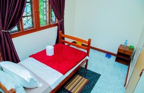 1 غرفة نوم ومكتب ومساحة عمل للكمبيوتر المحمول وستائر تعتيم