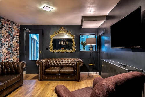 The Gathering House – Large 6 Bedroom Victorian House, Walk to Buxton Centre