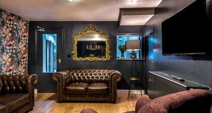 The Gathering House – Large 6 Bedroom Victorian House, Walk to Buxton Centre