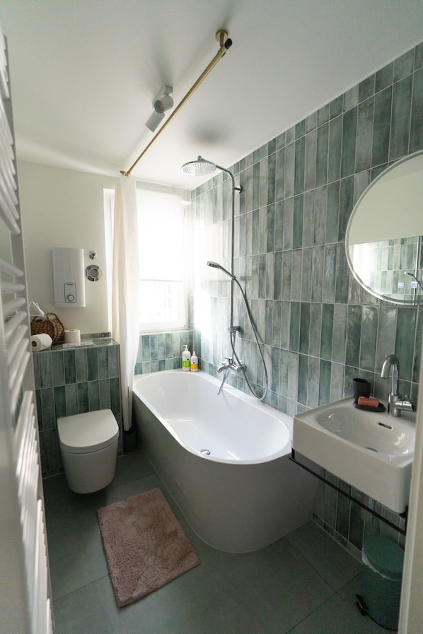 Séchoir à cheveux, serviettes fournies, savon, papier de toilette