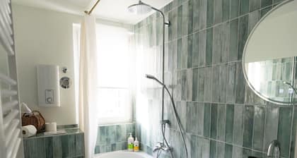 Meerjungfrau: stilvolle 2-Zimmerwohnung, zentral, Küche, Bad, Wohn-/Schlafzimmer