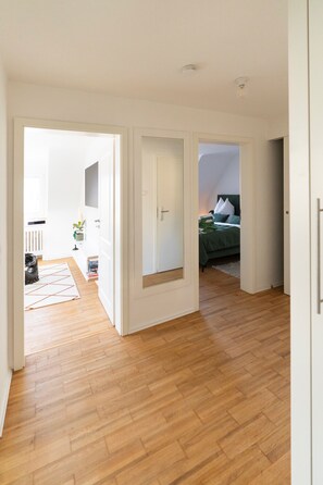 1 habitación, tabla de planchar con plancha, wifi y ropa de cama