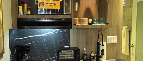 Kühlschrank, Mikrowelle, Herdplatte, Wasserkocher mit Kaffee-/Teezubehör