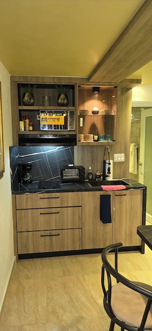 Fridge, microwave, oven, stovetop - RH Los angeles APT/#4/ elegant suit 2do floor airport front (Carolina)