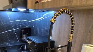 Refrigerador, microondas, horno, placa de cocina