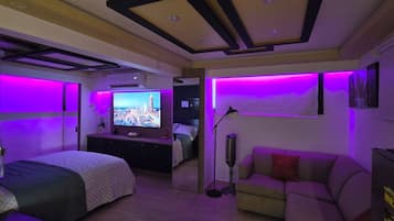 1 habitación, escritorio, tabla de planchar con plancha y cuna de viaje