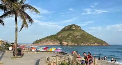 Beautiful and spacious apartment, 3min walk to recreio beach and point for surf.