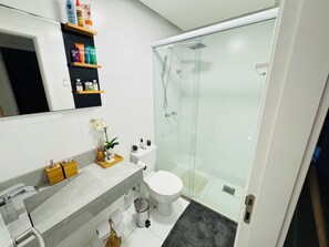 Douche, sĂšche-cheveux, bidet, serviettes fournies