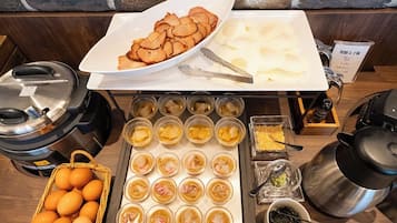 Montaje de bufé con diferentes alimentos y aderezos.