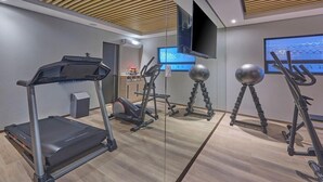 A gym with treadmills, elliptical machines, and weightlifting equipment. - Hotel el Patio Cdmx (Mexico City)