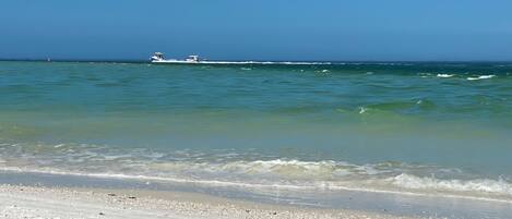 Aan het strand, ligstoelen aan het strand, strandlakens
