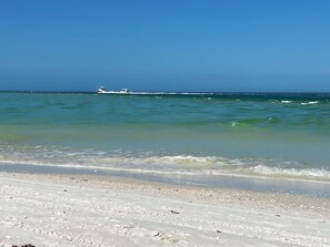 Ubicación a pie de playa, tumbonas y toallas de playa