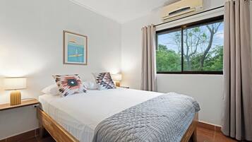 1 habitación, escritorio y ropa de cama
