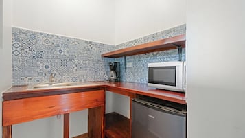 Réfrigérateur, micro-ondes, cafetiÚre/bouilloire