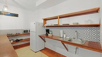 Kühlschrank, Mikrowelle, Herdplatte, Wasserkocher mit Kaffee-/Teezubehör